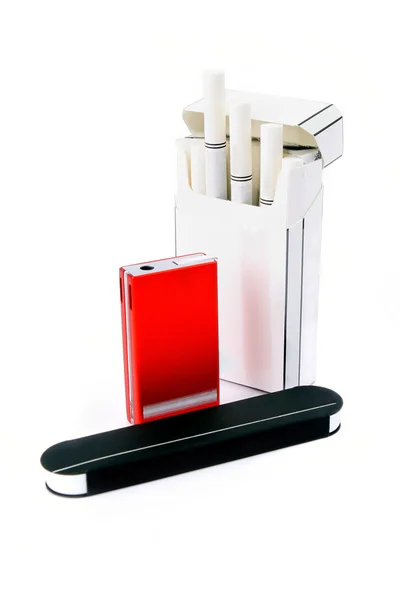 Cigarety, zápas a zapalovač — Stock fotografie