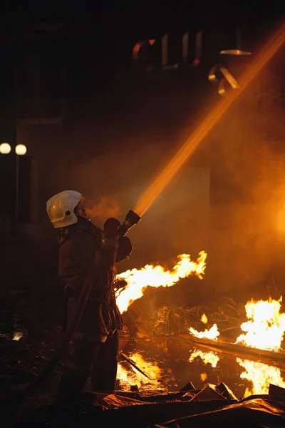 Fireman bir yangınla mücadele — Stok fotoğraf