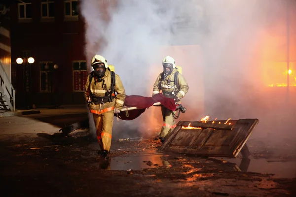 事故の犠牲者を運ぶ消防士 — ストック写真