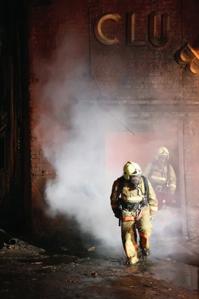 Пожарный с жертвой несчастного случая — стоковое фото