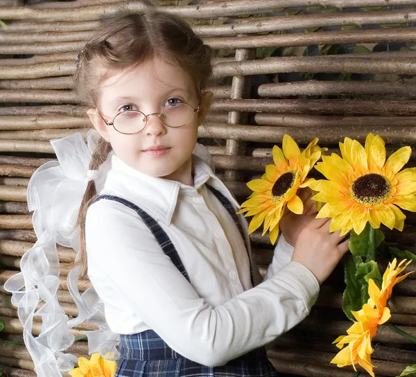 Çiçekli güzel küçük bir kız — Stok fotoğraf