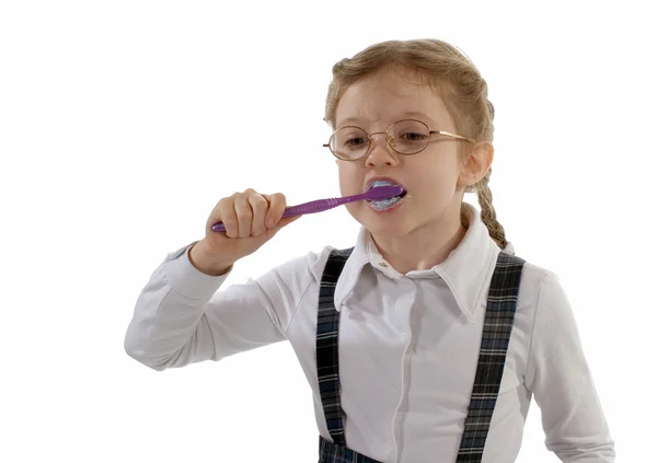 El niño limpia los dientes por la pasta de dientes . —  Fotos de Stock