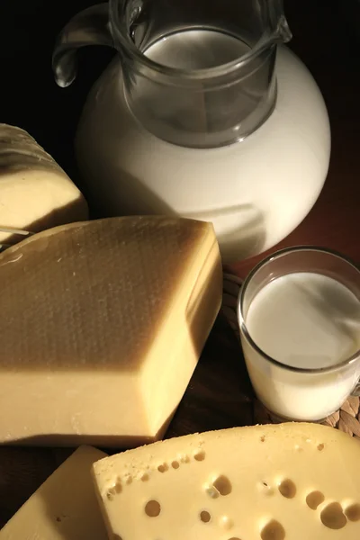 Сир, молоко і хліб — стокове фото
