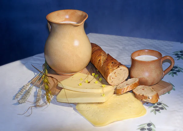 Chleb, ser i mleko — Zdjęcie stockowe