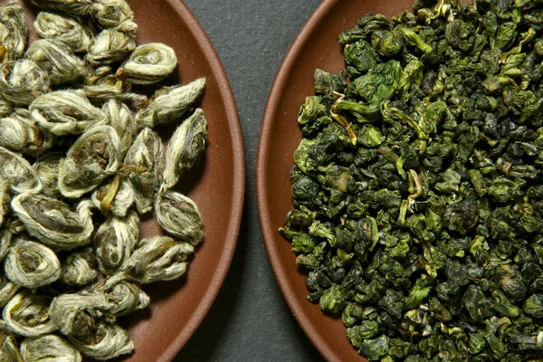 Китайский зеленый чай на глиняных пластинах — стоковое фото