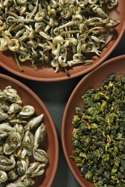 中国绿茶在黏土板上 — 图库照片