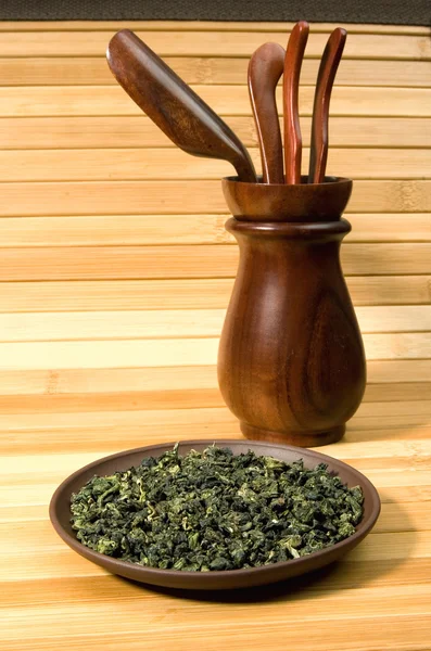 Chá verde seco e ferramentas de madeira — Fotografia de Stock