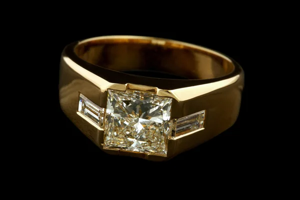 镶有钻石的金戒指 — 图库照片