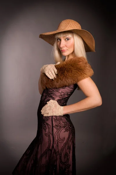 Menina loira bonita em um chapéu — Fotografia de Stock