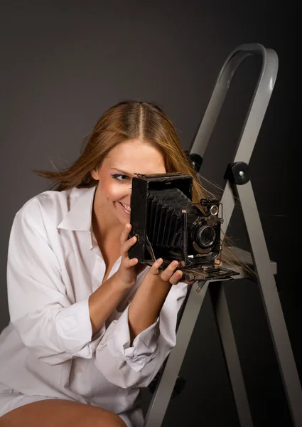 Menina bonita com uma câmera — Fotografia de Stock