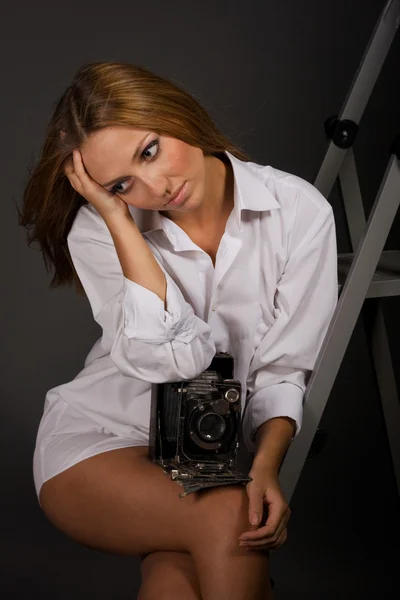 Mooi meisje met een camera Rechtenvrije Stockafbeeldingen