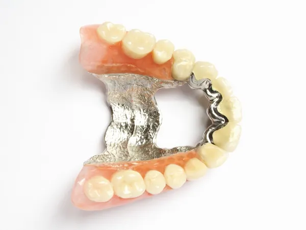 Künstliche Zähne auf weißem Hintergrund. — Stockfoto