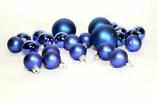 Viele blaue Weihnachtskugeln — Stockfoto