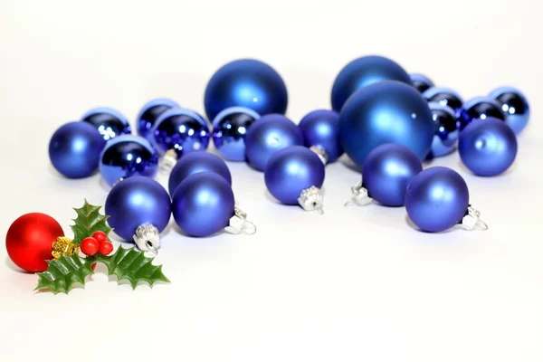 Багато блакитних різдвяних кульок — стокове фото