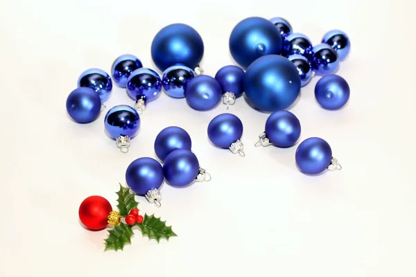 Багато блакитних різдвяних кульок — стокове фото