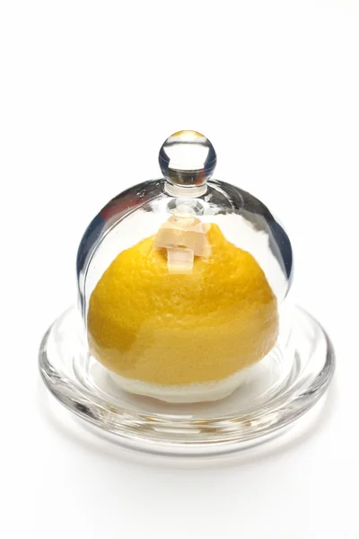 Limão cortado na metade abaixo de uma cobertura de vidro — Fotografia de Stock