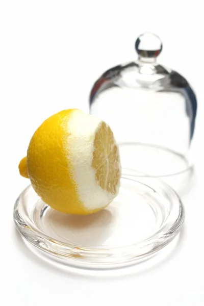 Лимон разрезан пополам под стеклянным покрытием — стоковое фото
