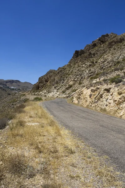 Асфальтовая дорога в пустыне — стоковое фото