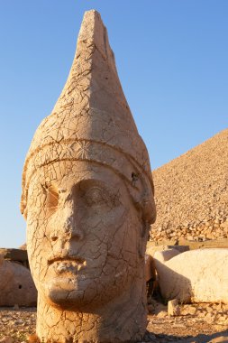 nemrut Dağı Türkiye üstünde heykellerin kafaları