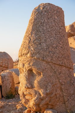 nemrut Dağı Türkiye üstünde heykellerin kafaları