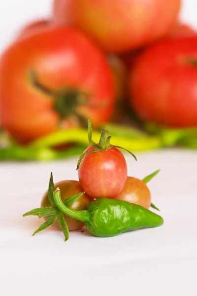 Organic tomatoes and peppers — Stock Photo, Image