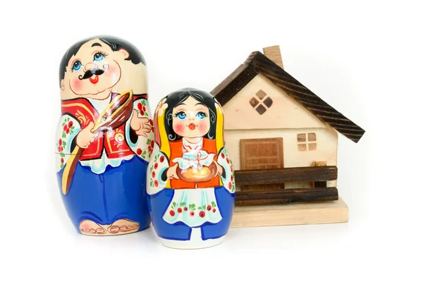 Orosz beágyazott babák és ház — Stock Fotó