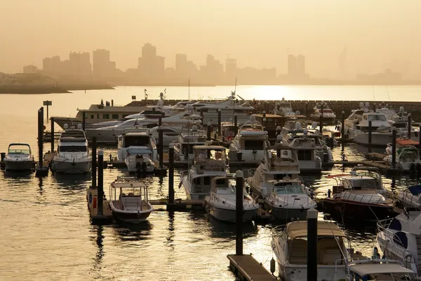 Jachthaven met Koeweit stad silhouet — Stockfoto