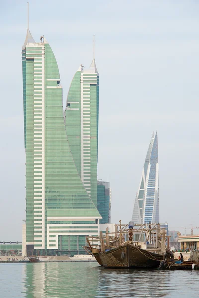 Bahrain finansiella hamn och dhow — Stockfoto