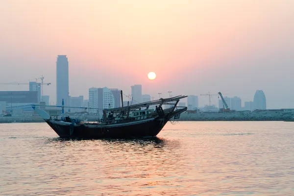 巴林城市剪影和捕鱼单桅帆船 — 图库照片