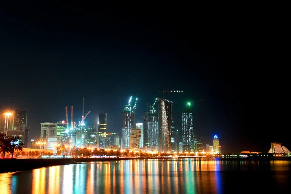 Doha - qatar sermaye city-gece — Stok fotoğraf