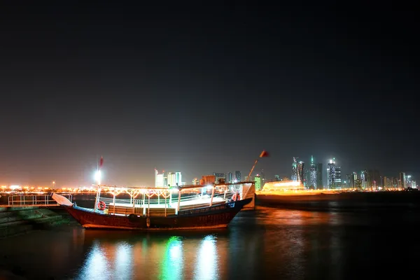Doha-qatar - kroonlijst en een dhow in nacht — Stockfoto