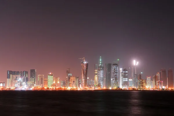 Doha - de hoofdstad stad van qatar - nacht — Stockfoto