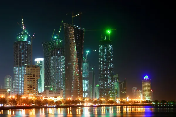 Доха - столица Катара - ночь — стоковое фото