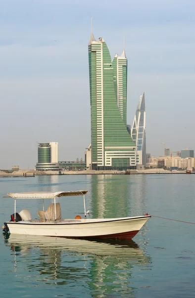 Bahrein (Bahrain) financiële harbor en boot in zee — Stockfoto