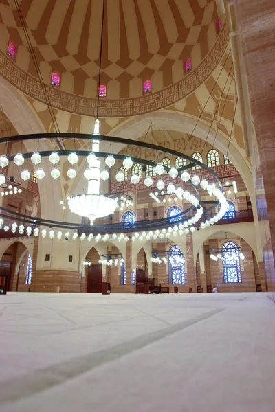 Внутри Большой мечети в Бахрейне — стоковое фото
