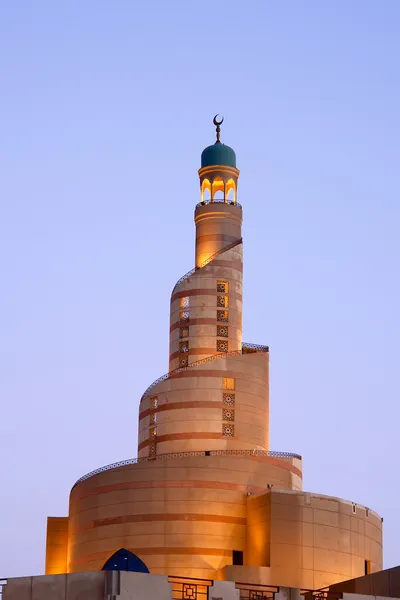 Doha, qatar--minaret van Islamitisch centrum — Stockfoto