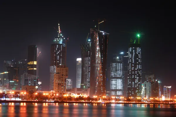 Доха - столица Катара - ночь — стоковое фото