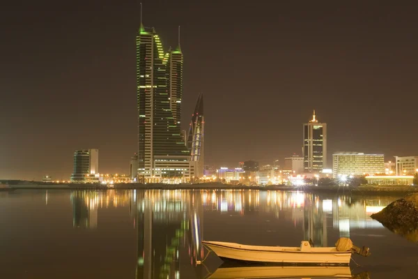 Bahrajn finansowej portu i łodzią w morze — Zdjęcie stockowe