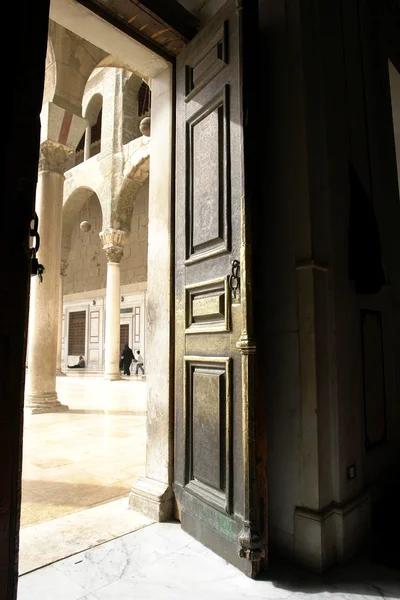 Porte dans la mosquée historique umayyad dans le barrage — Photo