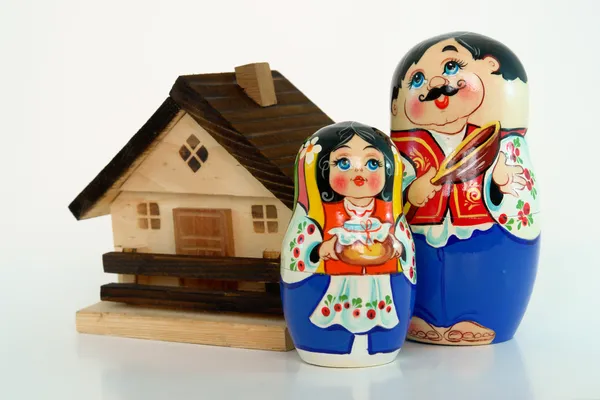 Russian nested dolls and house — Stock Photo, Image