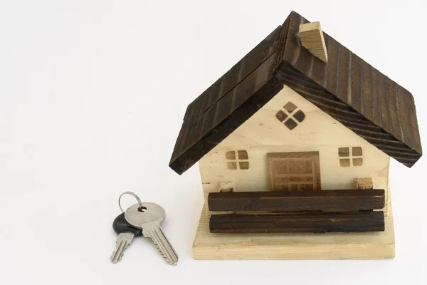 Концепция недвижимости - дом и ключ — стоковое фото