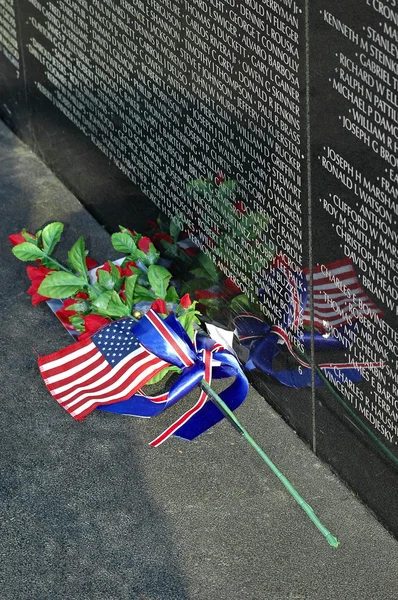 Flower Memoriam At Vietnam Wall — Stok fotoğraf