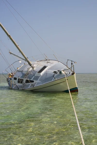 Grounded sailboat — Stock Photo, Image