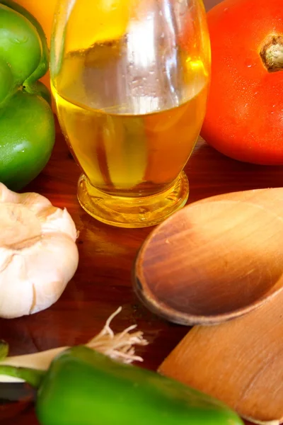 Olijfolie, pepers, tomaten en knoflook — Stockfoto