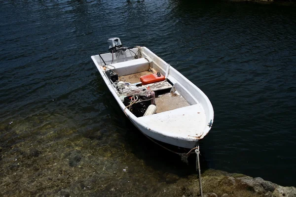 Einzelboot am Riff — Stockfoto