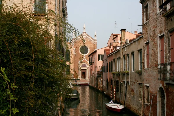 Церковь в конце канала. — стоковое фото