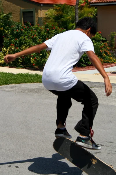 스케이트 보드에 youngmen — 스톡 사진