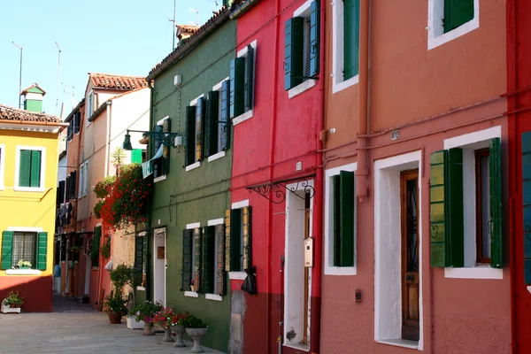 Typische gekleurde huizen in burano — Stockfoto