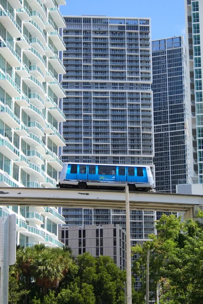 Transporte através dos edifícios altos — Fotografia de Stock