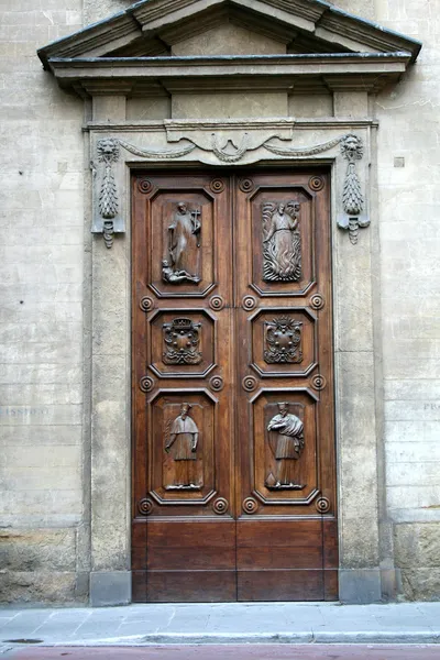 Antica porta in legno intagliato — Foto Stock